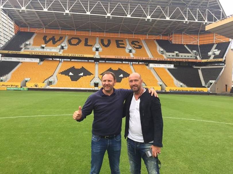 Walter Zenga, 56 anni, in compagnia del suo vice Stefano Cusin, 47 anni, visita il Molineux Stadium